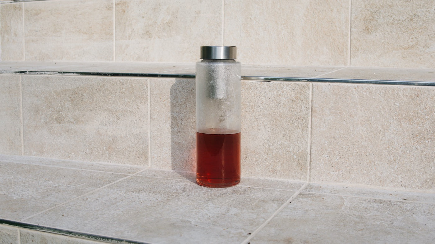 Skleněná láhev na vodu Simax 1 litr se sítkem na schodech