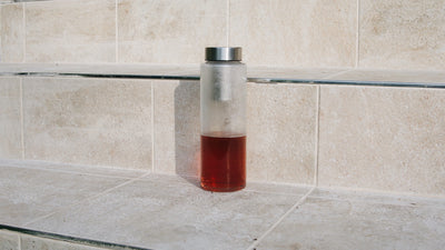 Skleněná láhev na vodu Simax 1 litr se sítkem na schodech