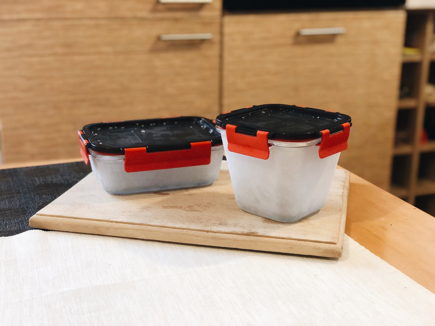 Skleněné boxy na potraviny Simax Klik-klak na dřevěném prkně v kuchyni