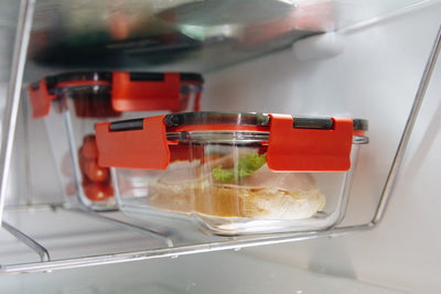 Skleněné dózy na potraviny Simax Klik-klak v lednici