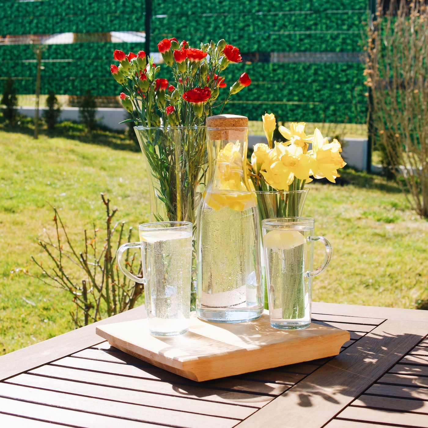 Skleněné vázy Simax Rose a karafa Simax Bastia na zahradě