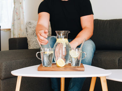 Skleněný džbán Simax Klasik s citronovou vodou a dvěma sklenicemi Simax Lyra