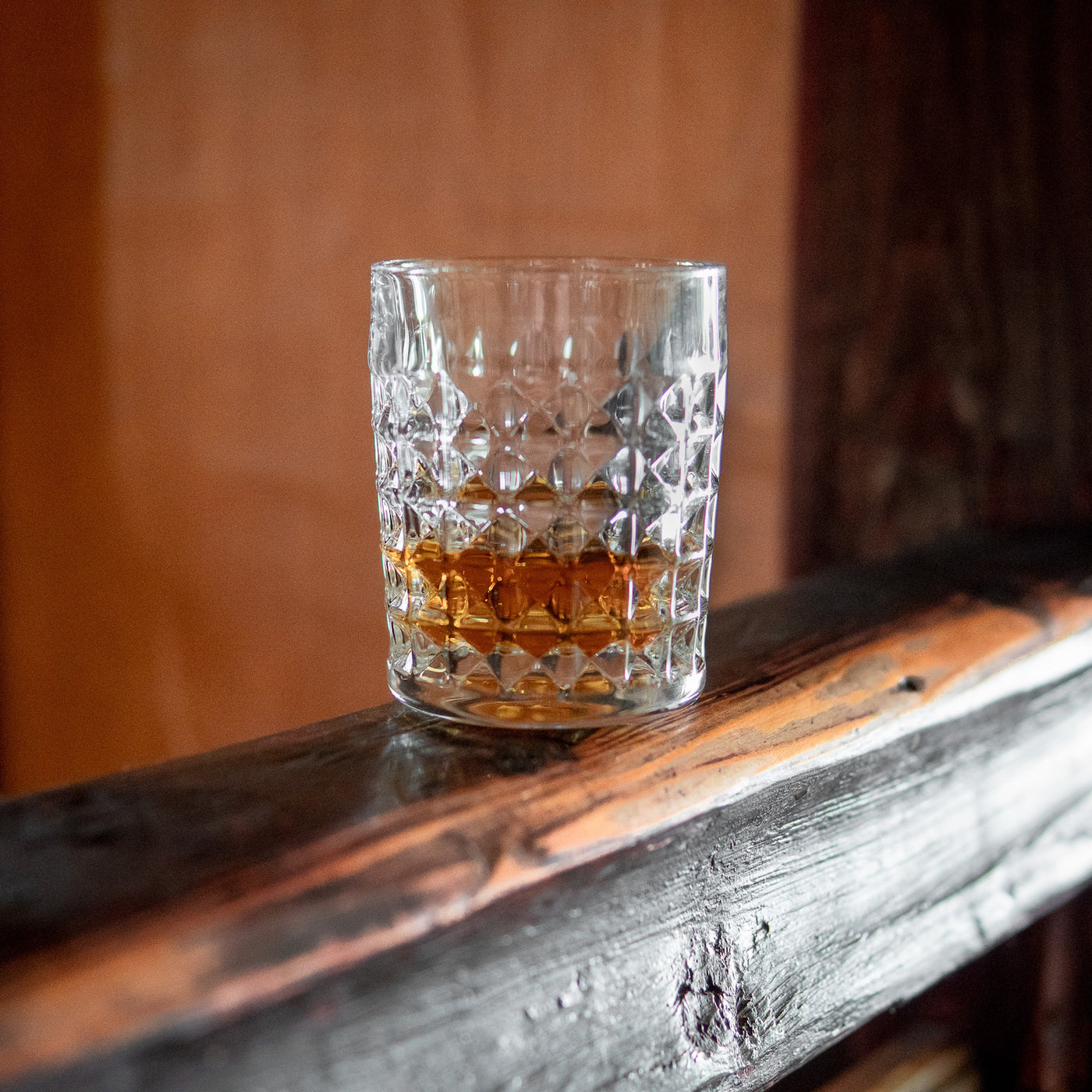 Sklenice na whisky Crystalite Diamond na dřevěném zábradlí
