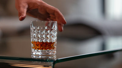 Sklenice na whisky Crystalite Diamond na skleněném stole