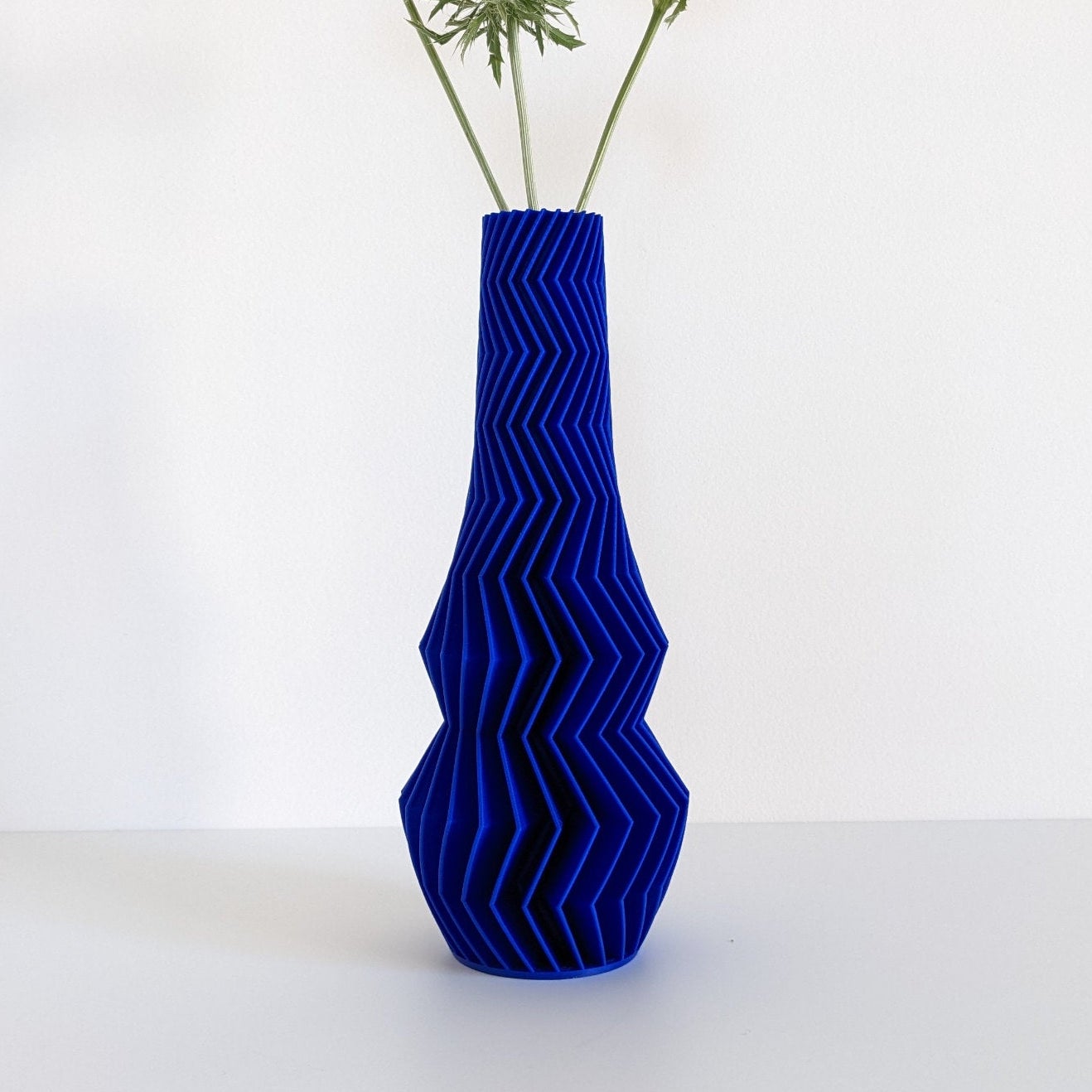 Tmavě modrá designová 3D print váza Martin Žampach zig zag 1