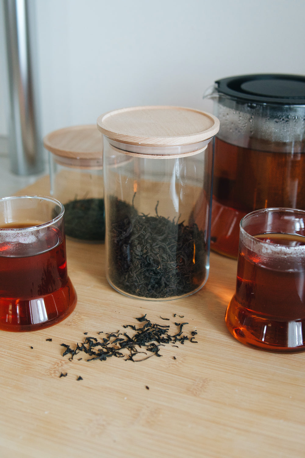 Vyšší skleněná dóza Simax s dřevěným víkem a sypaným čajem